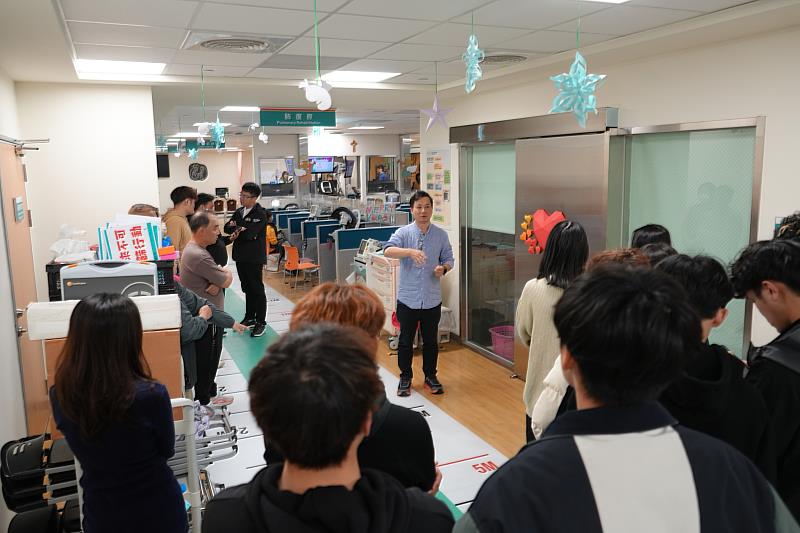 輔大運休學程講師蔣琦瑤說明6分鐘行走測試30公尺方案。