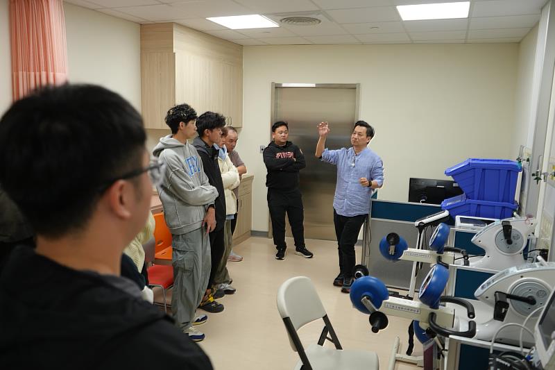 授課講師蔣琦瑤講解手搖機使用方法。