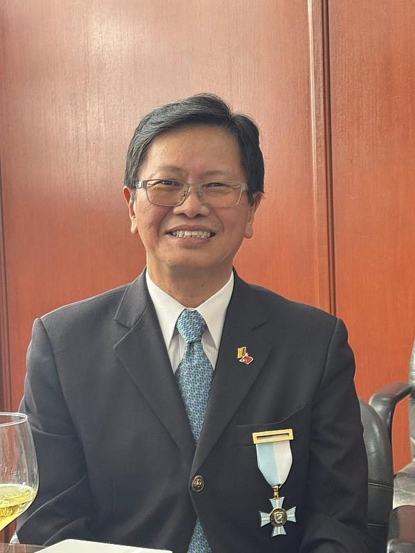 哥倫比亞Valle del Cauca省議會頒授榮譽勳章予台灣代表朱盛鴻