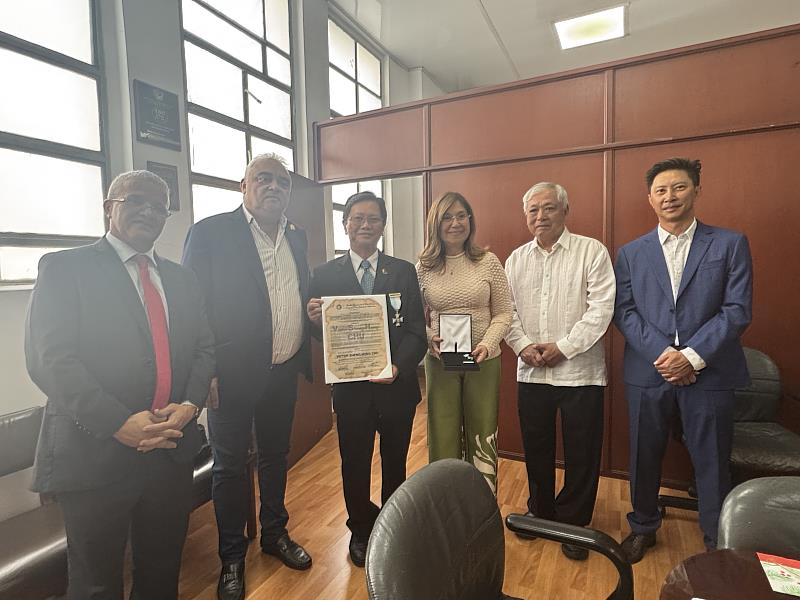 朱代表盛鴻獲頒授「巴耶德爾考卡省獨立勳章（Orden Independencia Vallecaucana）」－騎士十字勳位（Cruz de Caballero）」。