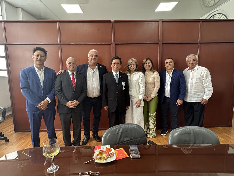 朱代表盛鴻獲頒授「巴耶德爾考卡省獨立勳章（Orden Independencia Vallecaucana）」－騎士十字勳位（Cruz de Caballero）」，參議員烏諾瑪（Norma Hurtado）及兩位旅居當地的資深僑領均應邀陪同觀禮。