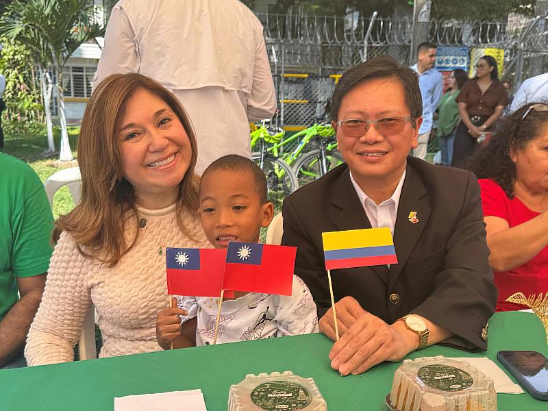 朱盛鴻在哥倫比亞參議員烏諾瑪(Norma Hurtado)全程陪同下,向Cali孩童捐贈聖誕禮物,與社區一同分享節慶溫暖。
