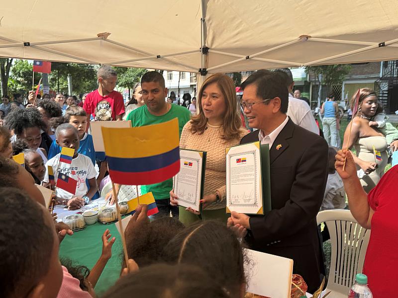 台灣在卡利市（Santiago de Cali）白水(Aguablanca)區第十四里舉辦聖誕關懷活動。