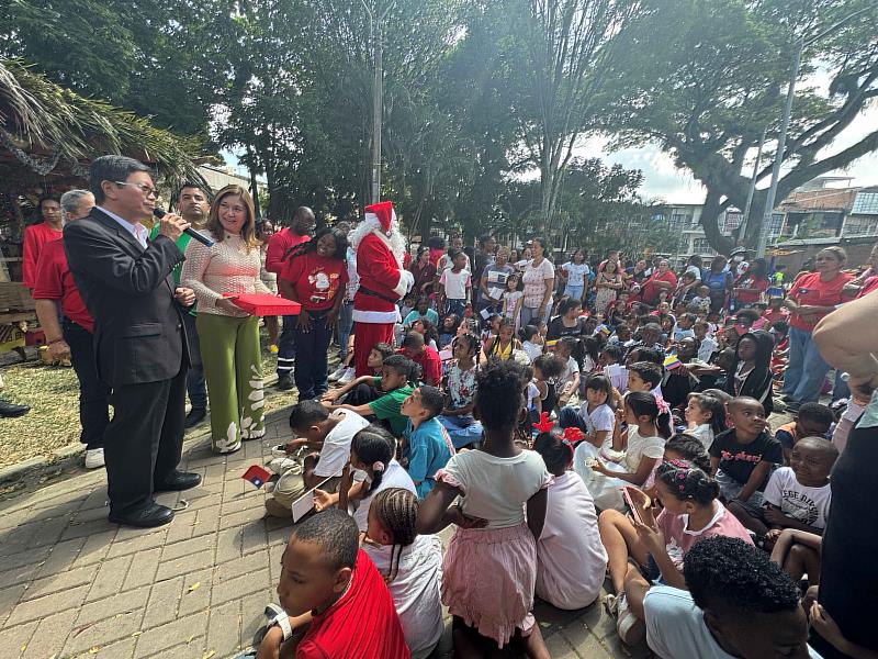駐哥倫比亞代表處朱代表盛鴻於12月17日前往第3大城卡利市（Santiago de Cali）白水（Aguablanca）區第十四里，舉辦聖誕關懷活動。