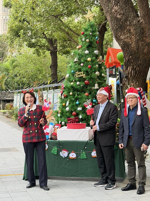 洪校長致詞為學校師生祝禱祈願學校平安並祝賀耶誕快樂。
