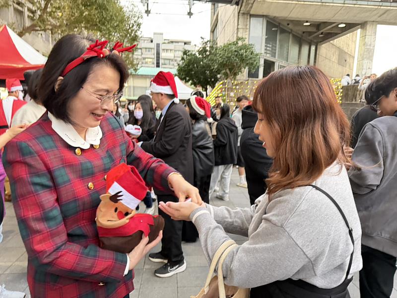 洪校長親自發送耶誕小點心給同學溫馨祝福。
