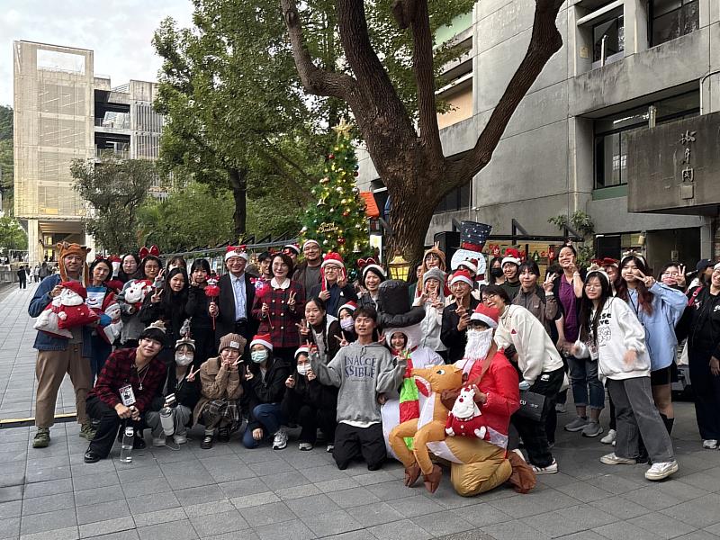師長與同學共同合影點亮實踐大學耶誕氣氛。