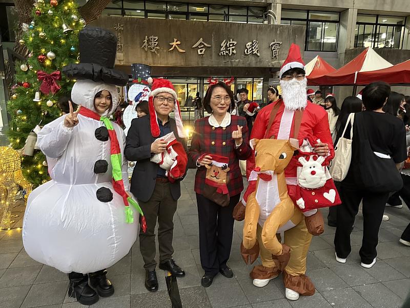 學生會同學裝扮耶誕老人與雪人寶寶與洪校長及吳學務長同賀耶誕。