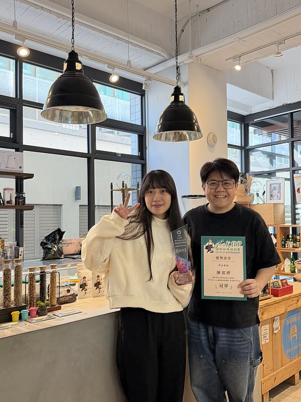 嘉藥食品系王麗淑老師（右）教導學生以科學邏輯去「分析」味道，助陳筑婷奪冠。