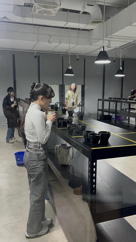 杯測比賽採取「三角測試」，考驗選手嗅覺與味覺的敏銳度。