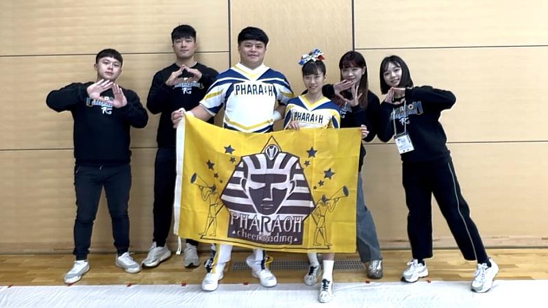 南臺情誼閃耀國際！本次CWC啦啦隊世錦賽奪金團隊成員全數皆為南臺校友：候補陳柚廷（左起）、指定保護黃彥呈、選手林宜慶、選手張庭瑜、候補阮詠淳及教練洪意淳，充分展現南臺人團結與傳承的力量。