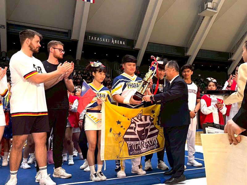 南臺科大校友林宜慶、張庭瑜勇奪「2025 CWC啦啦隊世界錦標賽」金牌，站上頒獎台頂端接受國際讚譽，展現南臺校友卓越的體能素質與世界級競技實力。