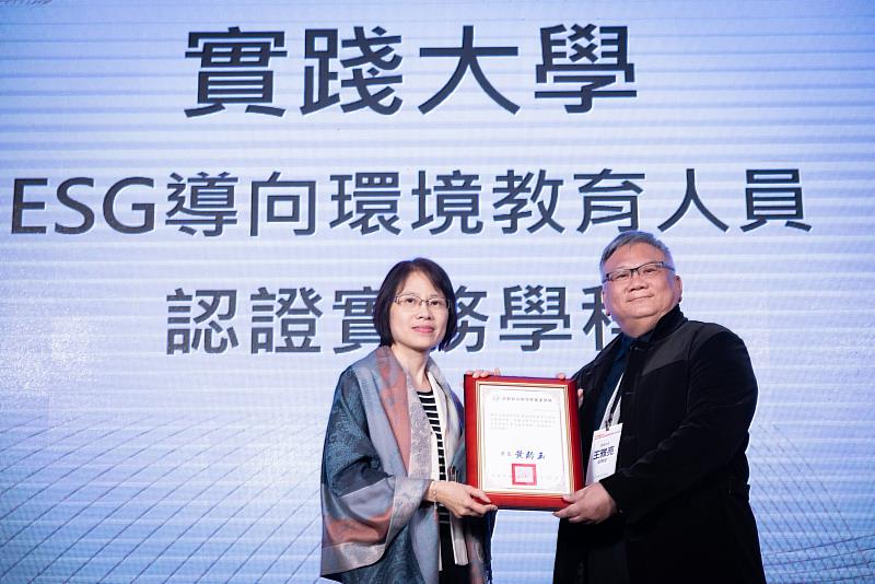勞動部勞動力發展署黃齡玉署長與本校優良學程計畫主持人王雅亮副教授合影。