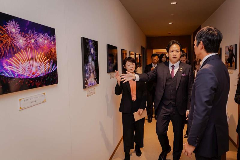 八代市長小野泰輔為市府訪團介紹八代煙花大會競賽。