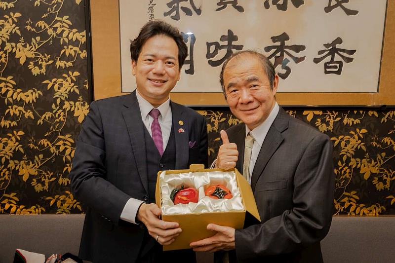 副市長邱臣遠與台北駐大阪經濟文化辦事處福岡分處長陳銘俊合影。