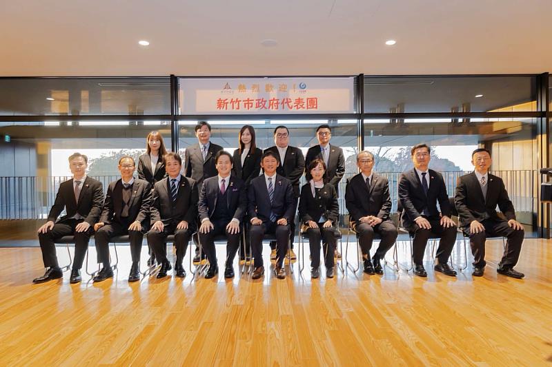 副市長邱臣遠率市府團隊與八代市長小野泰輔合影。