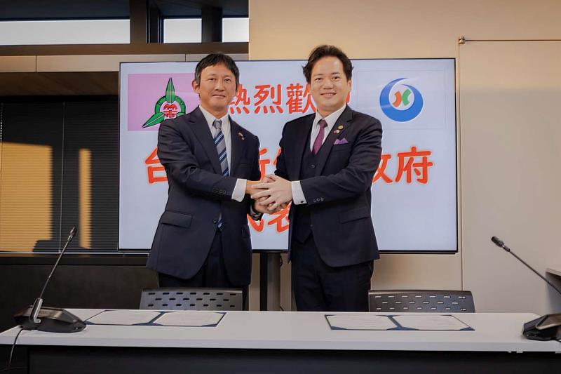 副市長邱臣遠與友好城市八代市長小野泰輔合影。