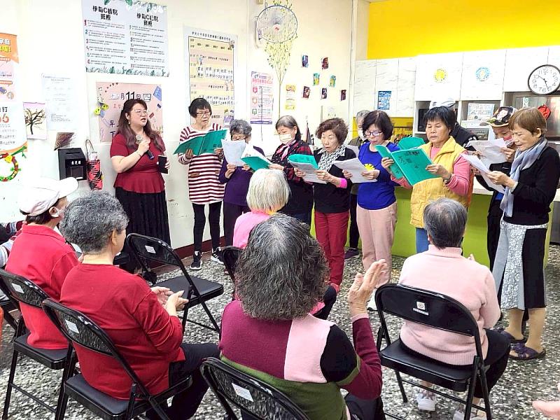 長輩獻唱英文歌。