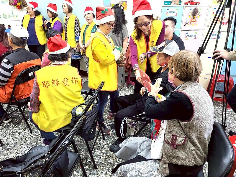 林森門諾教會分享拐杖糖。