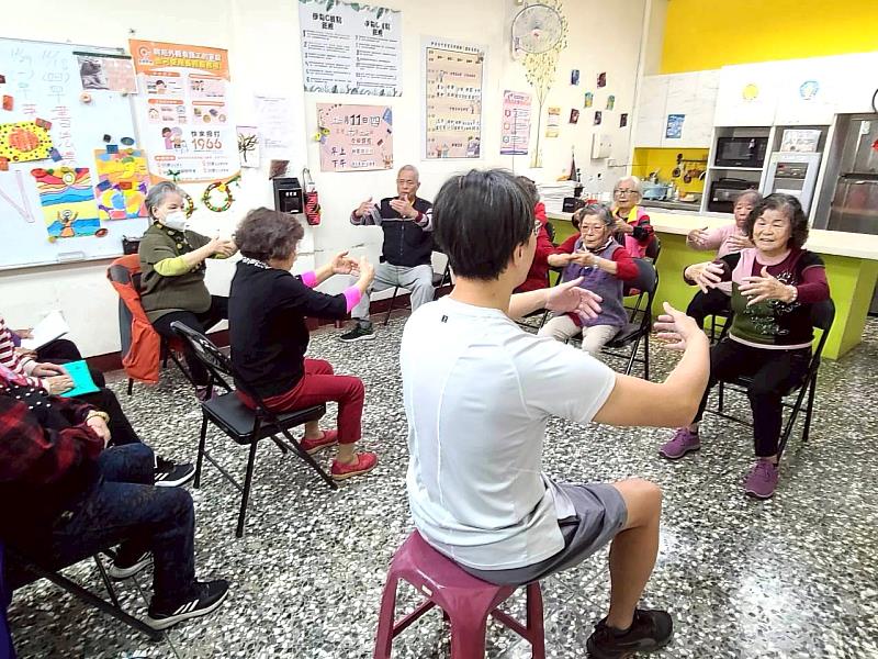 武術老師帶領，長輩活力滿滿。