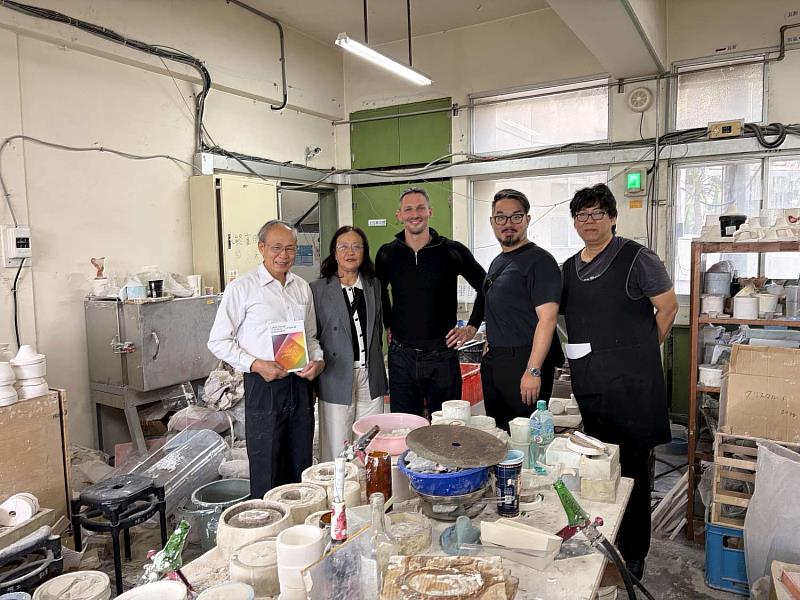 Lukas走訪清華大學藝術與設計學系,與蕭銘芚老師互動交流,實地觀察模具、材料與製程環境。