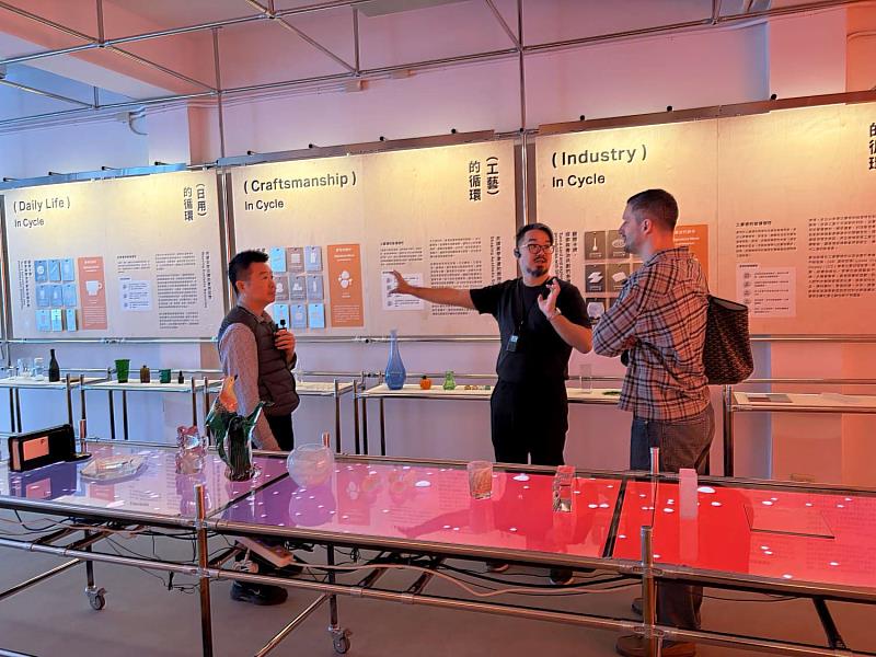 Lukas於春池綠能玻璃觀光工廠，了解新竹玻璃工藝從產業、生活到工藝技術的發展脈絡。