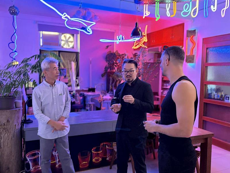 Lukas與藝術家黃順樂老師交流霓虹燈創作之技法。