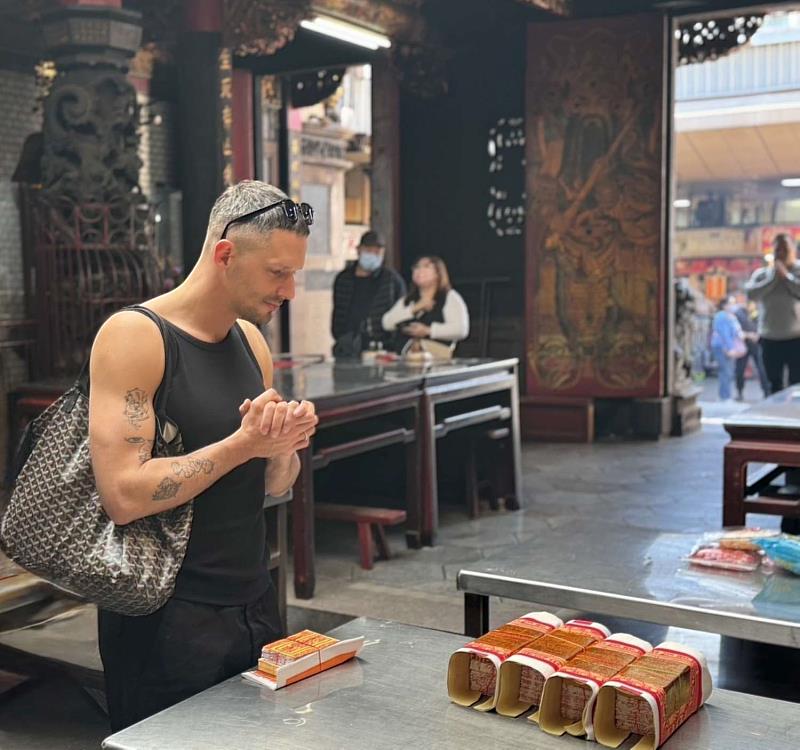 Lukas於新竹都城隍廟瞭解在地信仰文化，並觀察廟宇建築細節與歷史紋理。