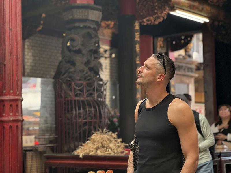 Lukas走訪新竹都城隍廟，認識傳統木作、石雕及廟宇藝術特色，深入觀察文化資產保存現況。