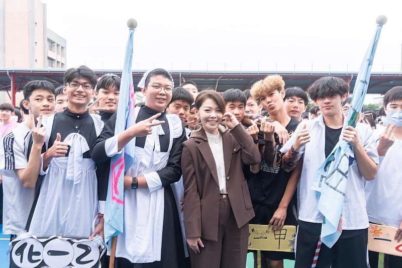 高虹安市長與學生開心合影。