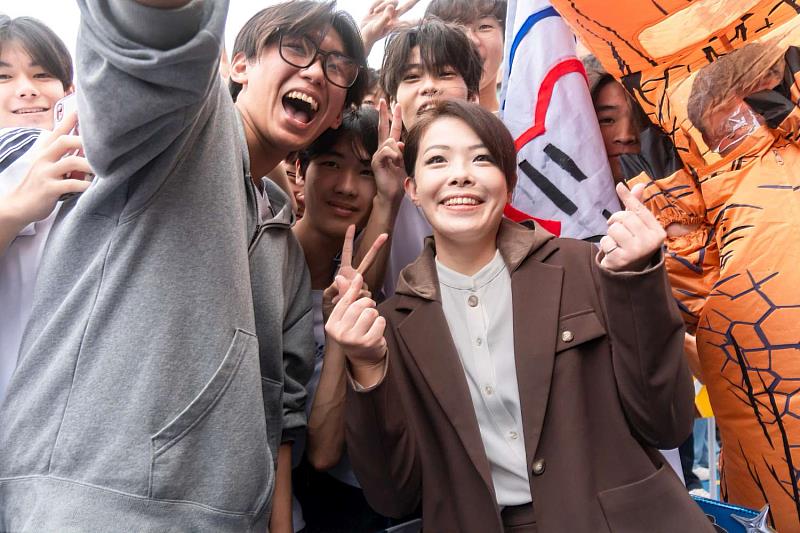 高虹安市長與學生開心合影。