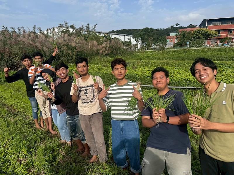 學生們開心展示拔珠蔥的成果，真實體驗食物生產的第一線。