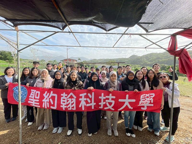 聖約翰科技大學師生前往新北市「牛埔有機農場」舉辦「樂活低碳體驗」活動,響應教育部低碳生活與食農教育政策。