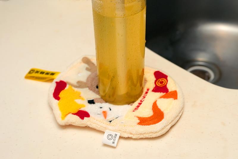 永慶房屋聖誕多功能布巾，還具備吸水、柔軟的特性，放在書桌或廚房，當作杯墊、擦手巾使用。