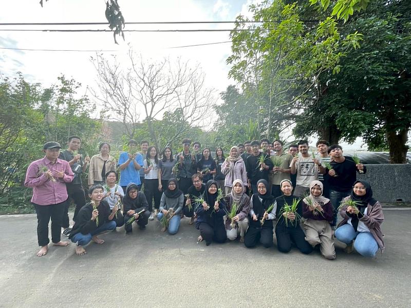 全體成員合照，展現一天滿滿的收穫與永續學習成果。