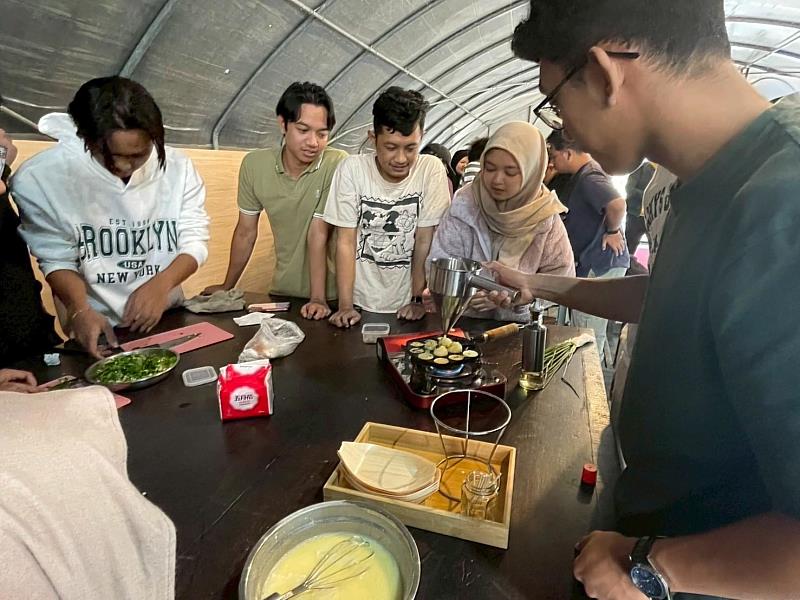 學生分工製作章魚燒，從備料到下鍋協力合作，體驗手作料理的樂趣與交流。