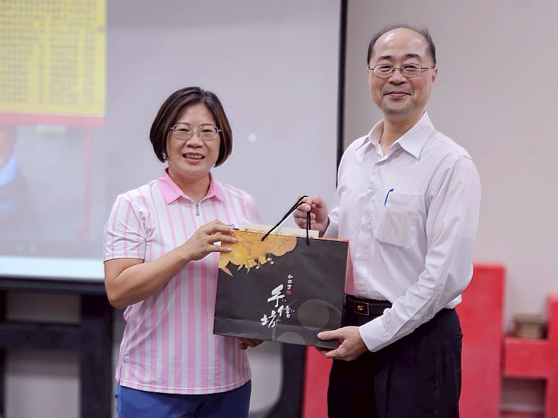 南華大學舉辦專題講座，邀請玄奘大學宗教與文化學系蔡翊鑫教授（右）蒞校演講，羅涼萍老師（左）致贈紀念品。