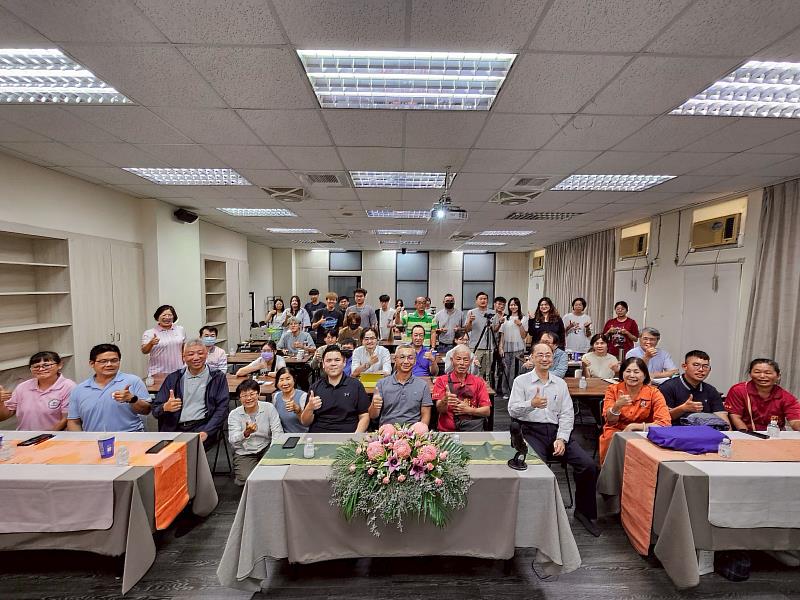 南華大學舉辦專題講座，邀請玄奘大學宗教與文化學系蔡翊鑫教授（右）蒞校演講，並合影留念。