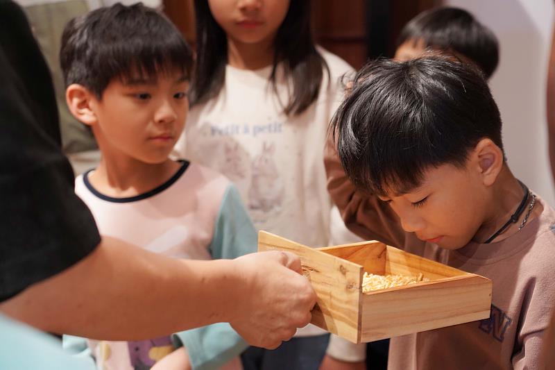 學生利用嗅覺等五感實際體驗木材。