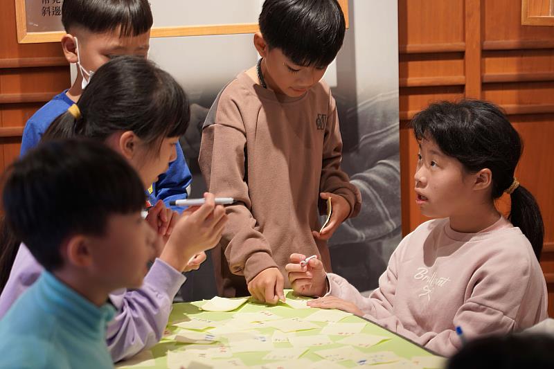 學童們在聽完臺灣木材故事館導覽後，集體發想短影音創作內容。