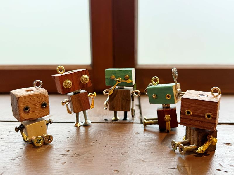 學童創作出各式國產木材機器人作品。