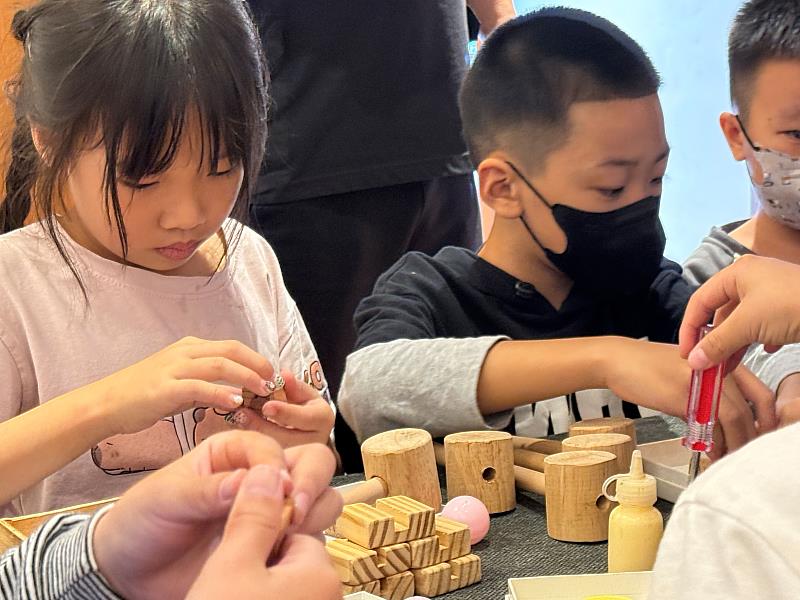 孩童們專心發揮想像力製作專屬機器人。