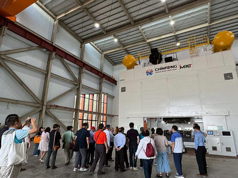 先進製造技術的發展成為產業高值轉型的必經挑戰，除了電子業外，機械、模具、金屬加工等產業技術的升級也攸關各類精密製造設備的生產。高科大「先進材料成型技術中心」選在8週前校慶前一日開幕，建置1600噸大型伺服沖壓成型設備是國內目前大學建置規格最大者、也是全國唯二的1600噸級設備。