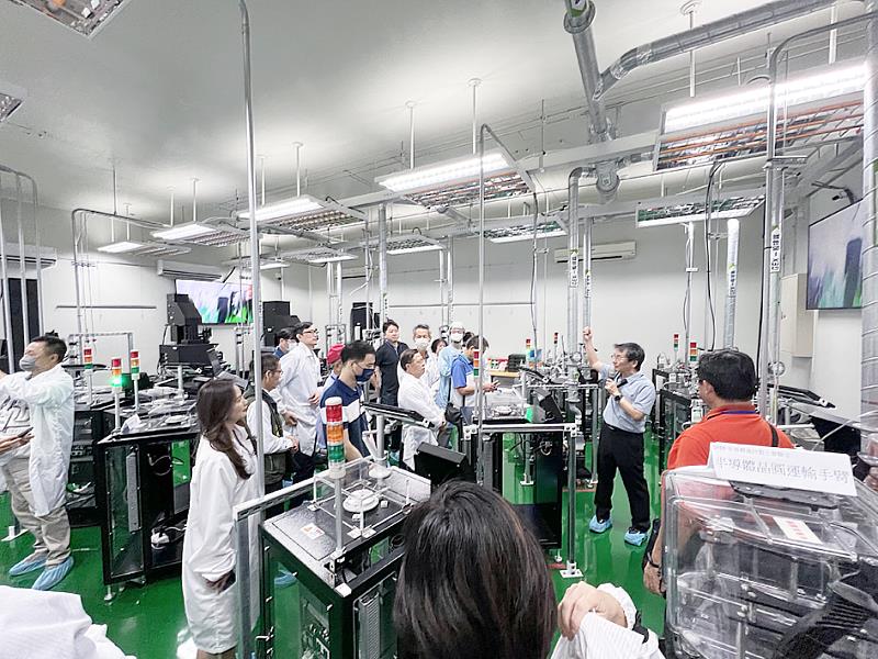 高科大精準掌握半導體廠最重要的人才需求缺口，包括製程工程師與設備工程師，這是我國半導體產業的重要致勝關鍵之一，也是攸關半導體廠產線維持全年運轉的關鍵。教育部因此支持高科大成立半導體製程設備技術人才培育基地，從金屬化、薄膜沉積、蝕刻、擴散熱處理和黃光微影等半導體製程設備關鍵技術中，解析出相關實務技術培育學程。圖為今（2025）年暑假在高科大楠梓校區盛大落成的訓練基地實景。