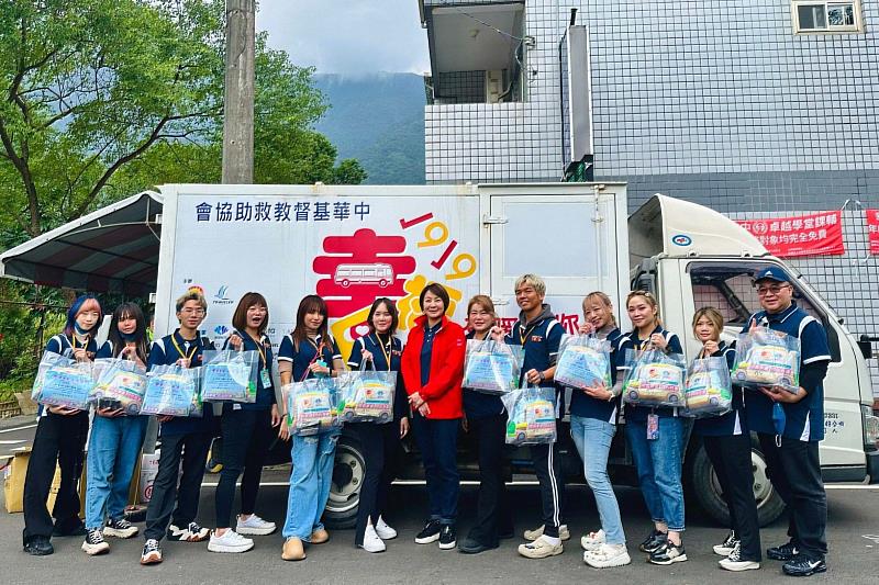 曼都髮型連續第9年參與「1919幸福巴士」,曼都髮型董事長賴淑芬率領專業設計師團隊整裝待發,準備將愛與專業帶進台灣偏鄉角落。(資料來源:曼都髮型)