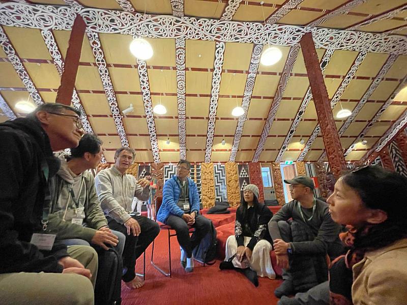 Mike Ross主任與發社系教師介紹毛利學院旁的傳統會堂Marae的故事與歷史。攝影Pisuy Bawnay