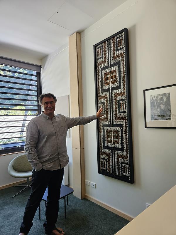 Mike主任介紹用袋鼠筋創作的當代織。攝影Wasiq Silan