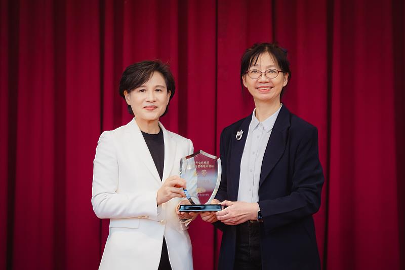 行政院副院長兼國家資通安全會召集人鄭麗君頒獎予張志祥秘書長。