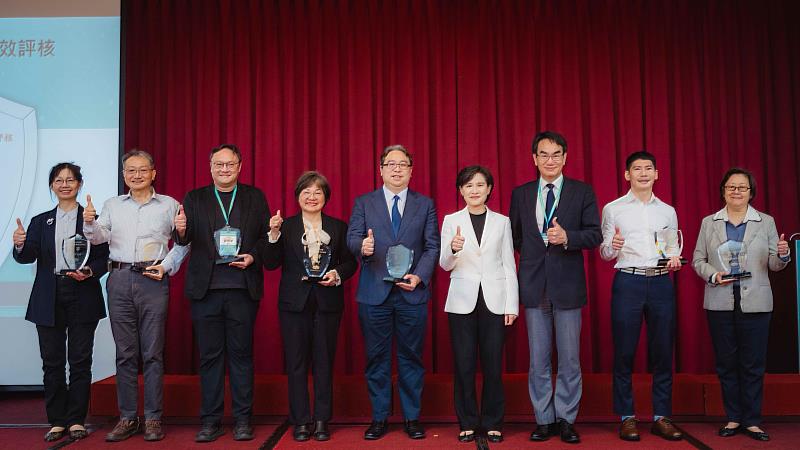 獲資通安全績效評核良等機關大合照。