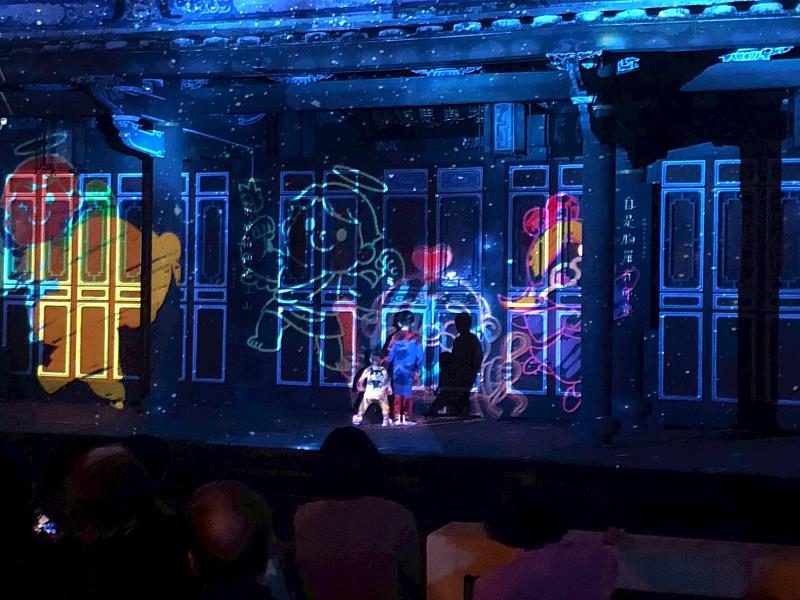 民眾掃描QR Code選擇祝福角色，即時創作專屬圖像並投影於古蹟建築，並可與自己的創作合影留念。